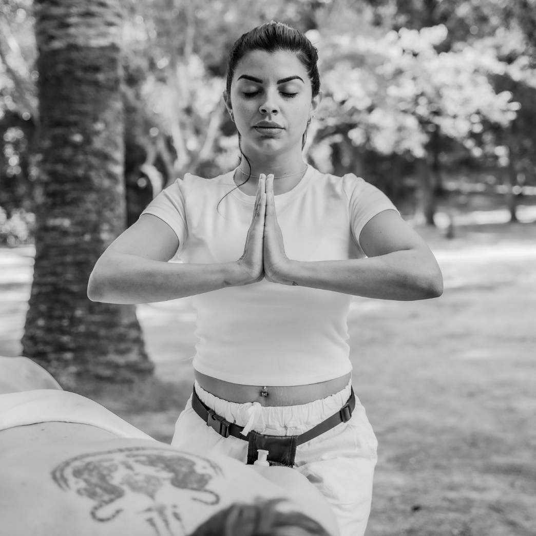 Shooting photo d'une masseuse en extérieur