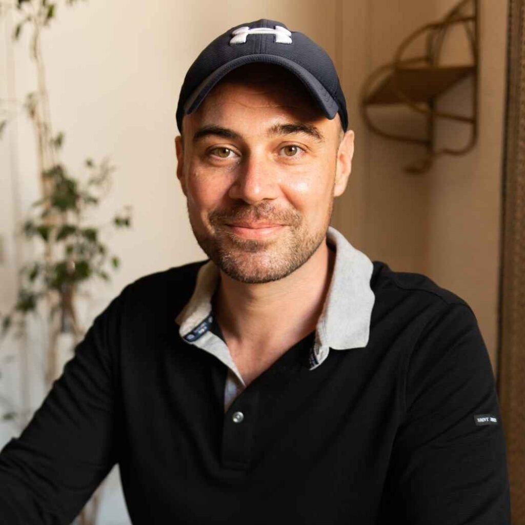 Un consultant en marketing qui nous regarde en souriant