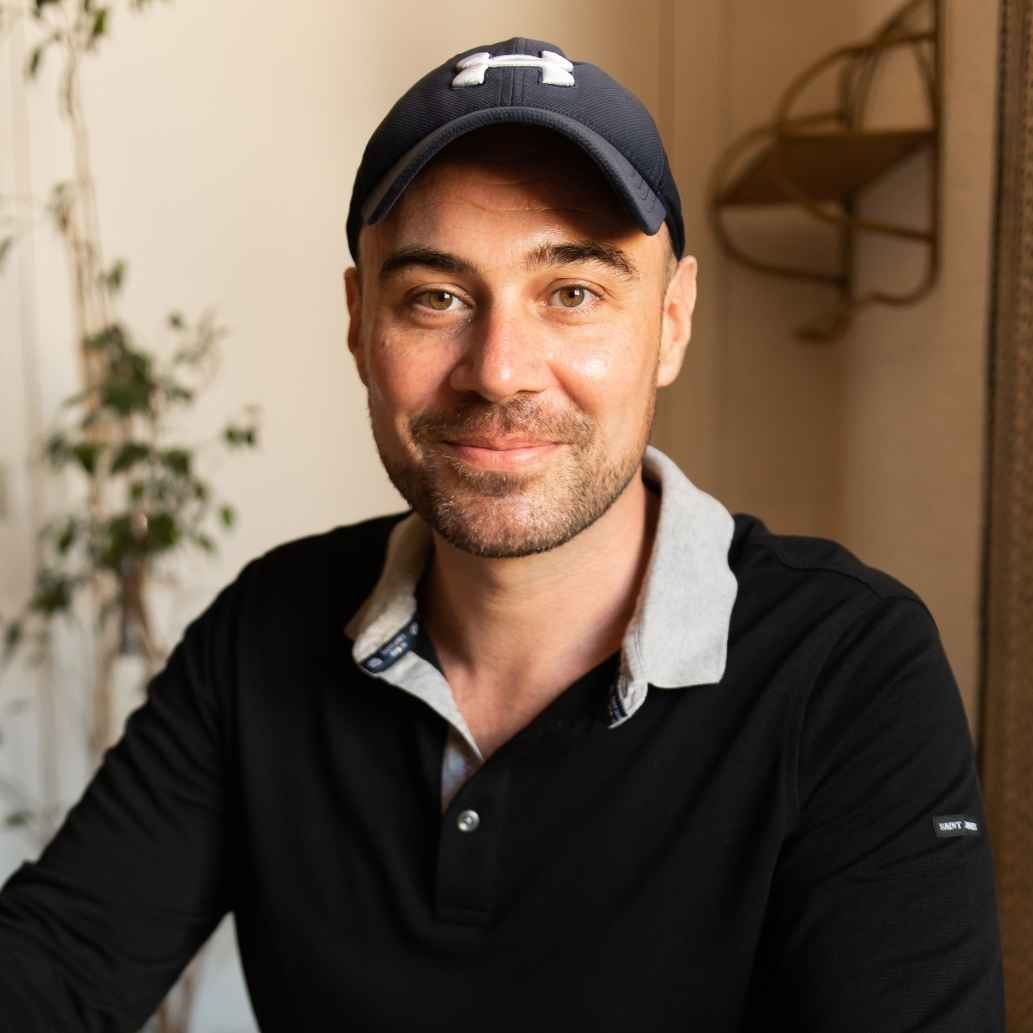 Un consultant en marketing qui nous regarde en souriant